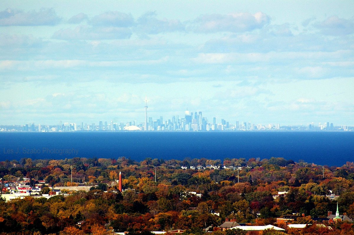 BrockUniversity's tweet photo. Gorgeous pic of #Toronto skyline and changing #fallcolours in #StCath #Niagara by #BrockU employee Les Szabo. https://t.co/59fm87Jdza