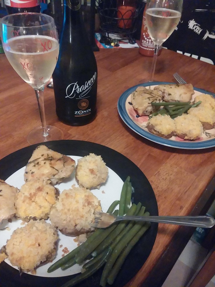 FoodInHans's tweet photo. Surprise din for my girl; Herbed chicken, beans and goat cheese&amp;squash stuffed mushrooms. #URwhatUtwEat @UWrachelTA https://t.co/3s6ZeuWuAk