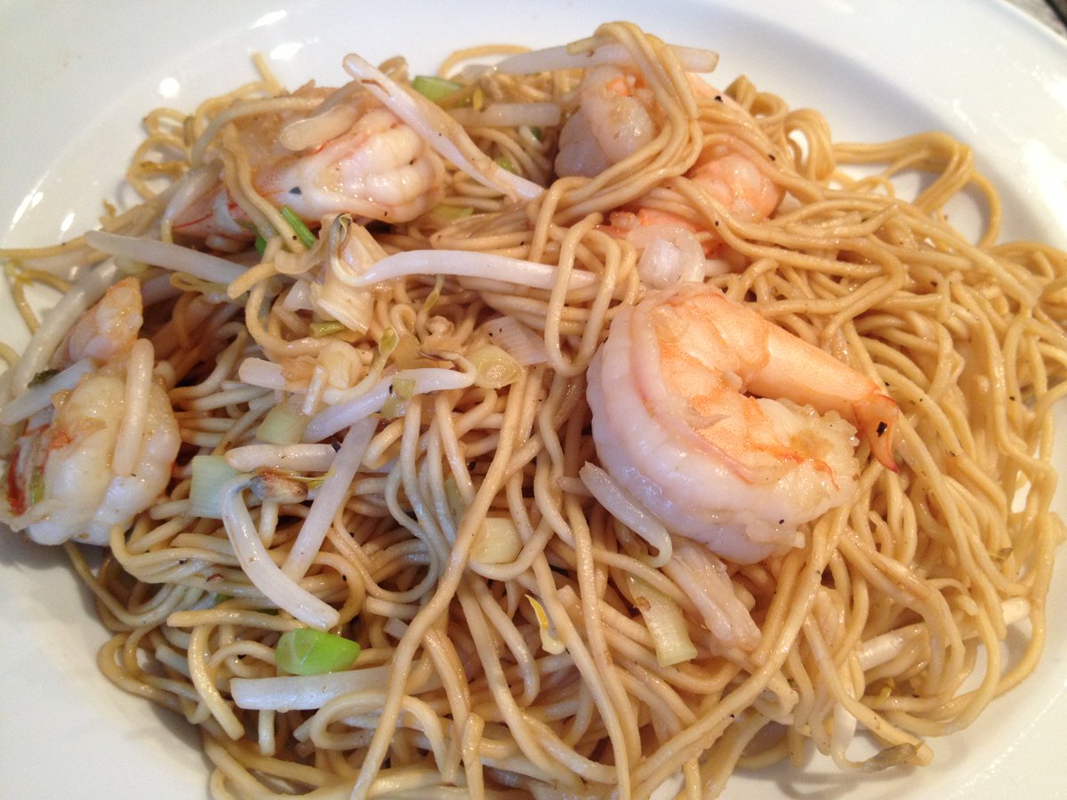 Indolonka's tweet photo. Kijk mee hoe ik Bami Goreng maak https://t.co/DMiTqgHxgg #indofood #livecooking https://t.co/AE89fIy8q9
