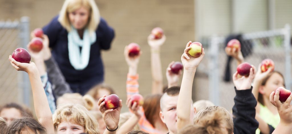Special thanks to <a href="/WilsonsOrchard/">Wilson's Orchard</a> &amp; <a href="/NewPioneerCoop/">New Pioneer Co-op</a> for sponsoring our #GreatAppleCrunch day at Grant! #DreamBig