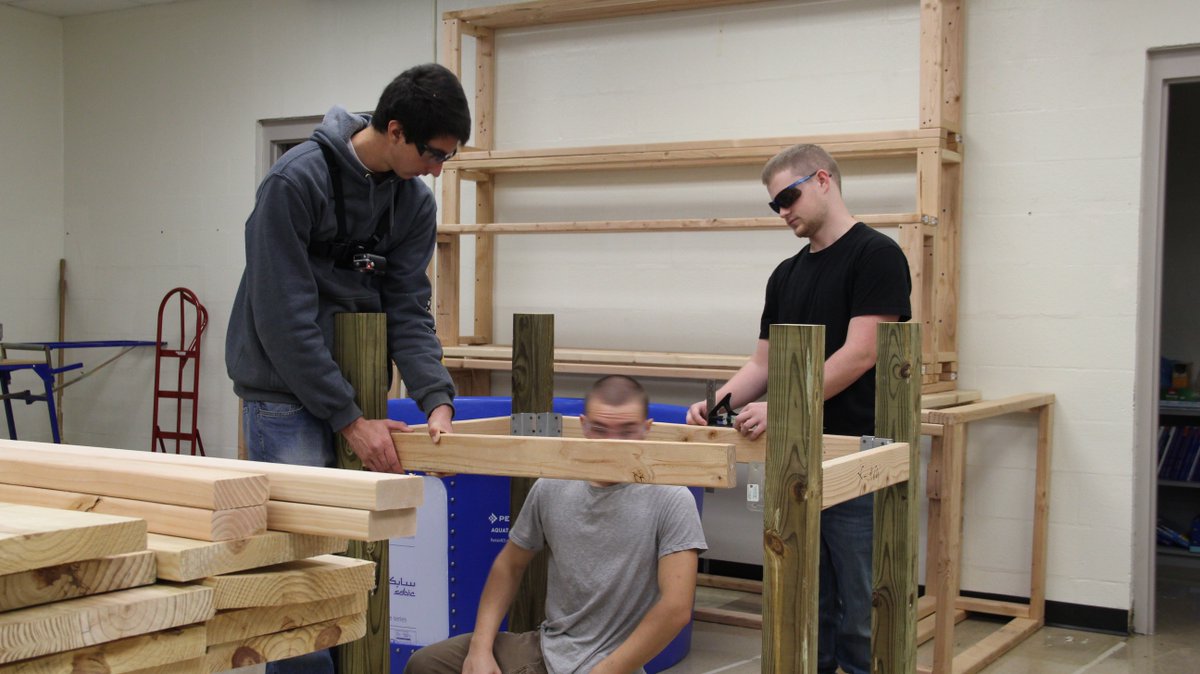 FRCTCScience's tweet photo. Working on our grow beds https://t.co/KbCbnAH6fF