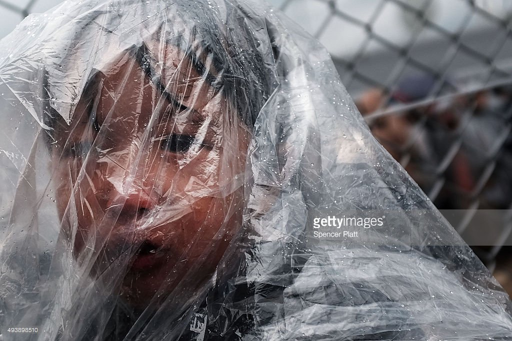 GettyImagesNews's tweet photo. A sick child waits as his father pleads with authorities to see a doctor at the Moria camp on Lesbos @spencerplatt1 https://t.co/9AONnKC2D8