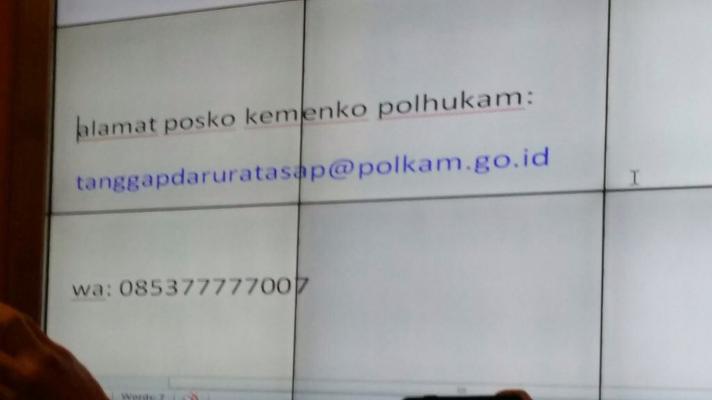 melawanasap's tweet photo. Posko Kemenko Polhukam 
Email : tanggapdaruratasap@polkam.go.id 
Whatsapp: 085377777007 #MelawanAsap https://t.co/Es05r3cpui