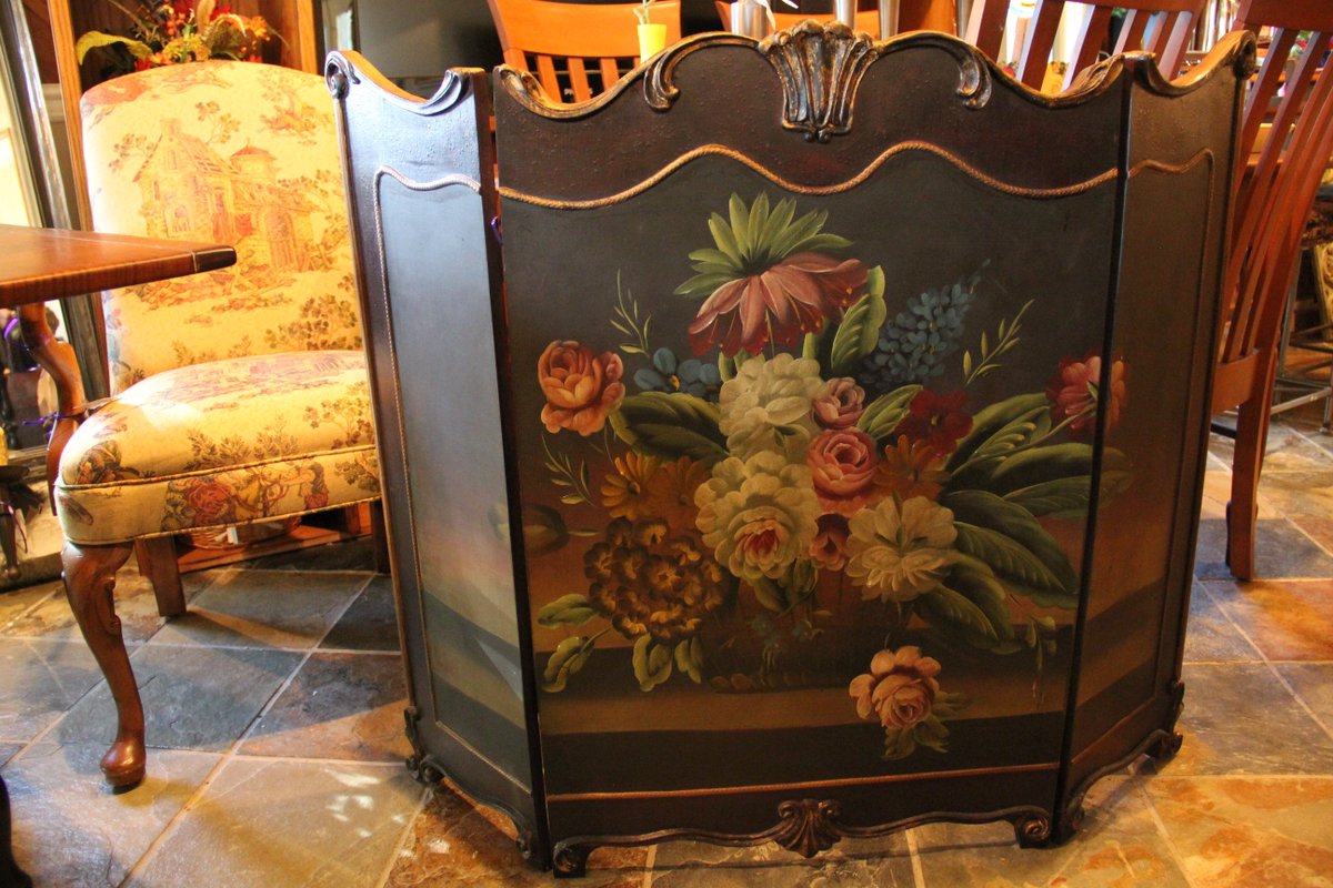 DesignConsignNJ's tweet photo. This #vintage #wooden #fireplacescreen is beautifully #handpainted with a gorgeous #floralarrangement! #HomeDecor https://t.co/LuZbBBKzLA