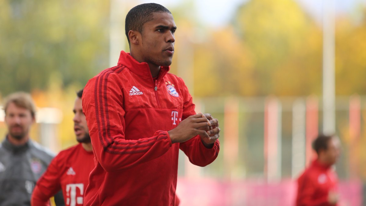 Pünktlich zum Abschlusstraining schaut die Sonne über der Säbener Straße vorbei. Ein gutes Zeichen für #FCBKOE? 😉🌞