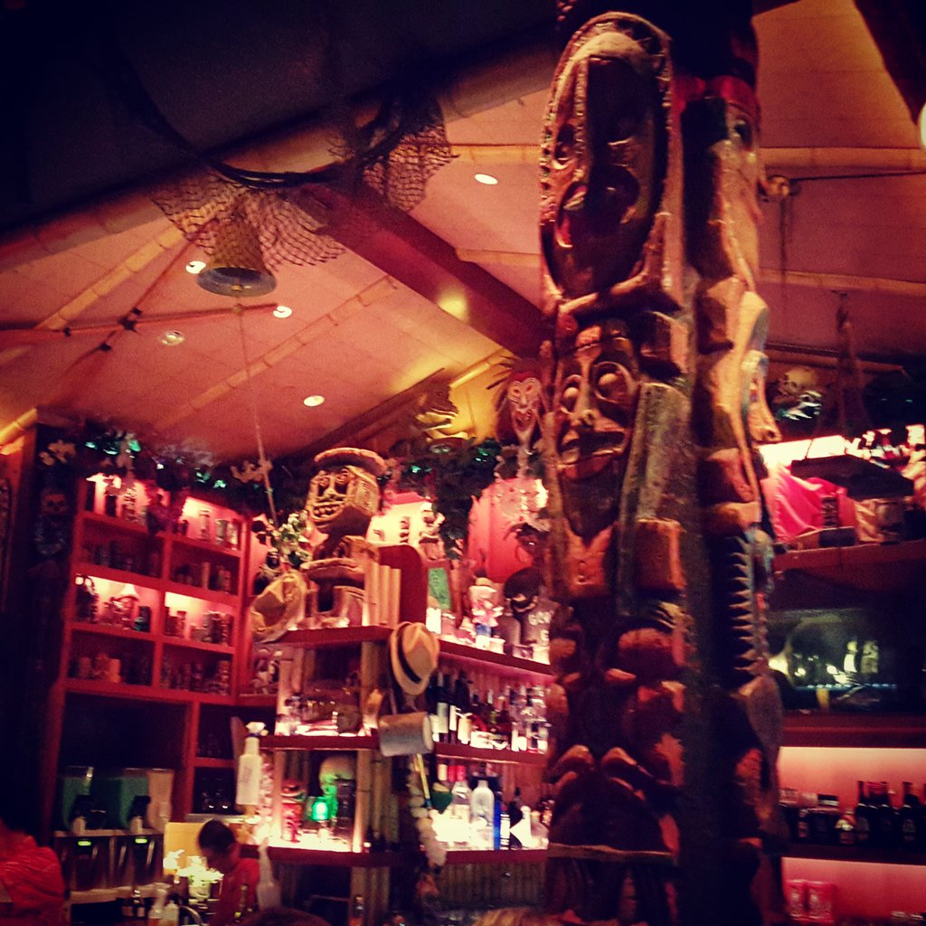 DisPhotoFanatic's tweet photo. My favorite bar... #tradersamsenchantedtikibar 

#disneyland #disneyland60 #disneylandhotel #tikibar #tradersam https://t.co/GstRPbLAK9