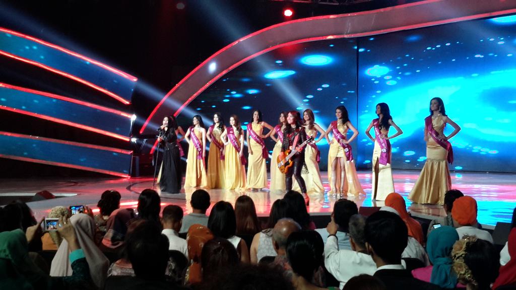 "<a href="/SCTV_/">SCTV</a>: Spektakuler penampilan <a href="/kotakband_/">Official KOTAK</a> malam ini bersama top 10 Grand Finalis #MissCelebrity.