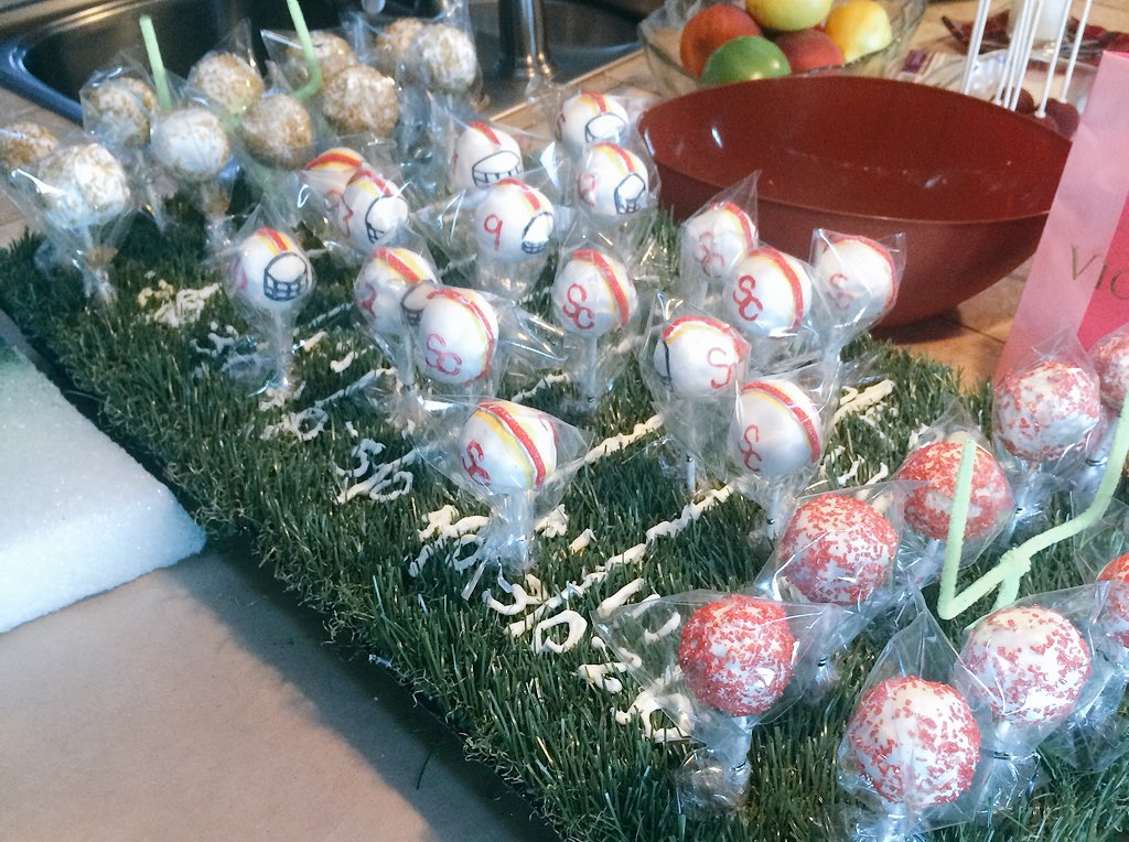 HaileyLynn321's tweet photo. ⚠️Starters!!! See Roman with your # cake pop and good luck tonight!!🏈❤️💛 #hoco #gameday https://t.co/3xJgdRmHq7