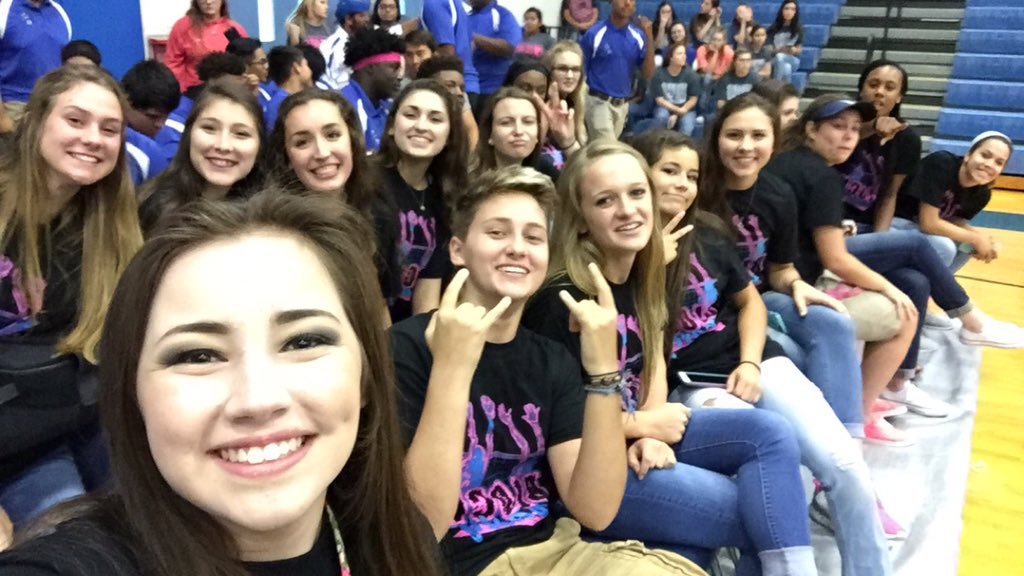 taylorsims33's tweet photo. tonight is our last friday night season game!!!
come support your lady bucs ๐ #bleedblue #bwvb https://t.co/c3UpTlUri4