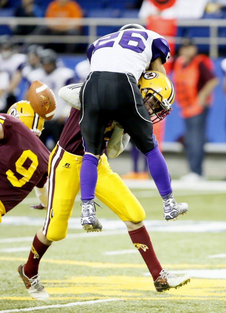 SeeMurphsTweets's tweet photo. This @michaelvosburg pic represents Mahnomen's 44-7 win over Polk County West in the 8A title game pretty perfectly. https://t.co/mMybQF6Y6X