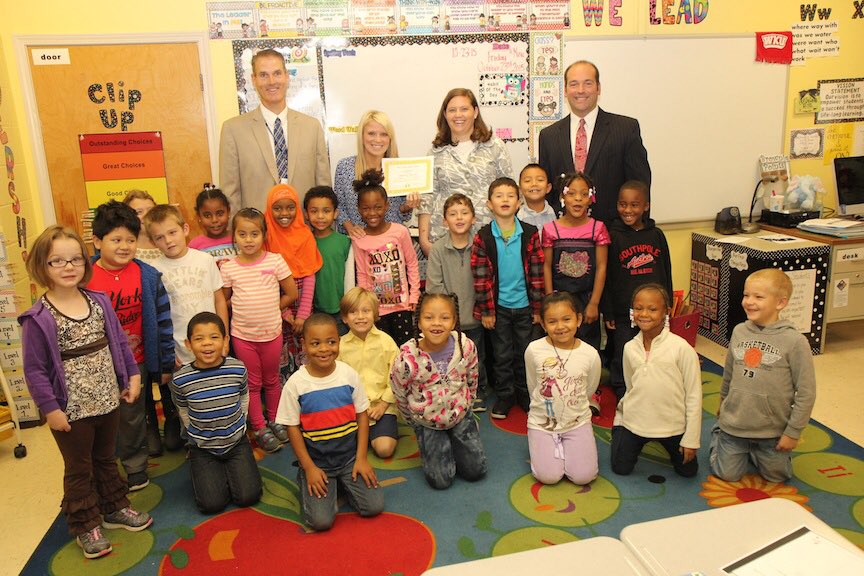 WarrenCoSchools's tweet photo. Warren Elementary first grade teacher Whitney Devore is a November winner of the WCPS Golden Apple Award. https://t.co/AK34lgIFgN