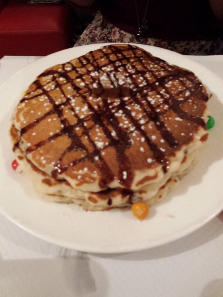 92pvnvme's tweet photo. Et en dessert pancakes fourrés aux M&amp;Ms et Kitkat la décadence totale 😂😂😂@BIAparis https://t.co/usk1YCfFv7