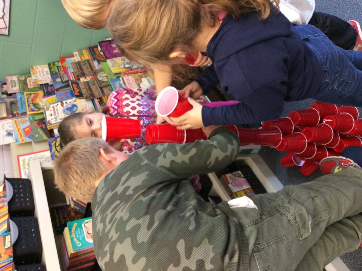 SS_Gr3's tweet photo. Mrs. Daily's 3rd graders brainstorm, plan and create by working together as a team.  #careerandcollegeready #stem https://t.co/hLhh4EUio5