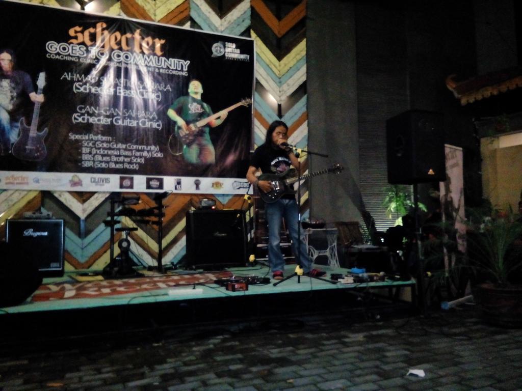 Mr. Gan2 Sahara saat clinic Schecter Guitar di <a href="/WaroengKroepoek/">Waroeng Kroepoek</a> cc: <a href="/Schecter_ID/">Schecter Indonesia</a> @Schecter_Guitar