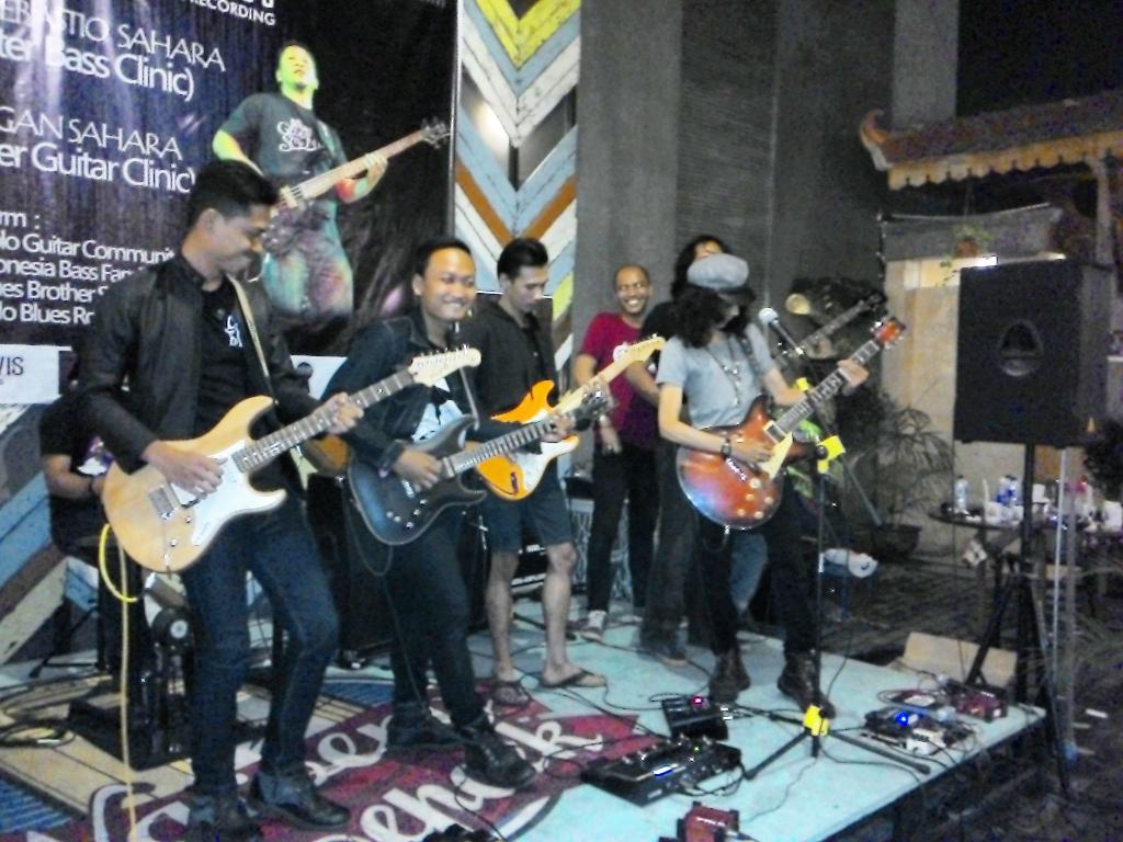 dan sudah di penghujung acara, saatnya jamming 😉 <a href="/BBS_solo/">BluesBrothersSolo</a> <a href="/SoloBluesRock/">Solo Blues Rock</a> <a href="/IBF_Solo/">IBF Chapter Solo</a> . Terimakasih banyak rekan2 😊