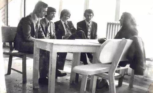 1975 - Hababam Sınıfı set arası.
Kemal Sunal,Halit Akçatepe,Tarık Akan,Ahmet Arıman ve Adile Naşit sohbet ediyor.