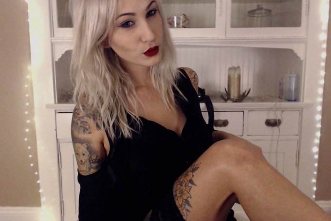 I still really like last night's outfit https://t.co/al2JLUqHjb