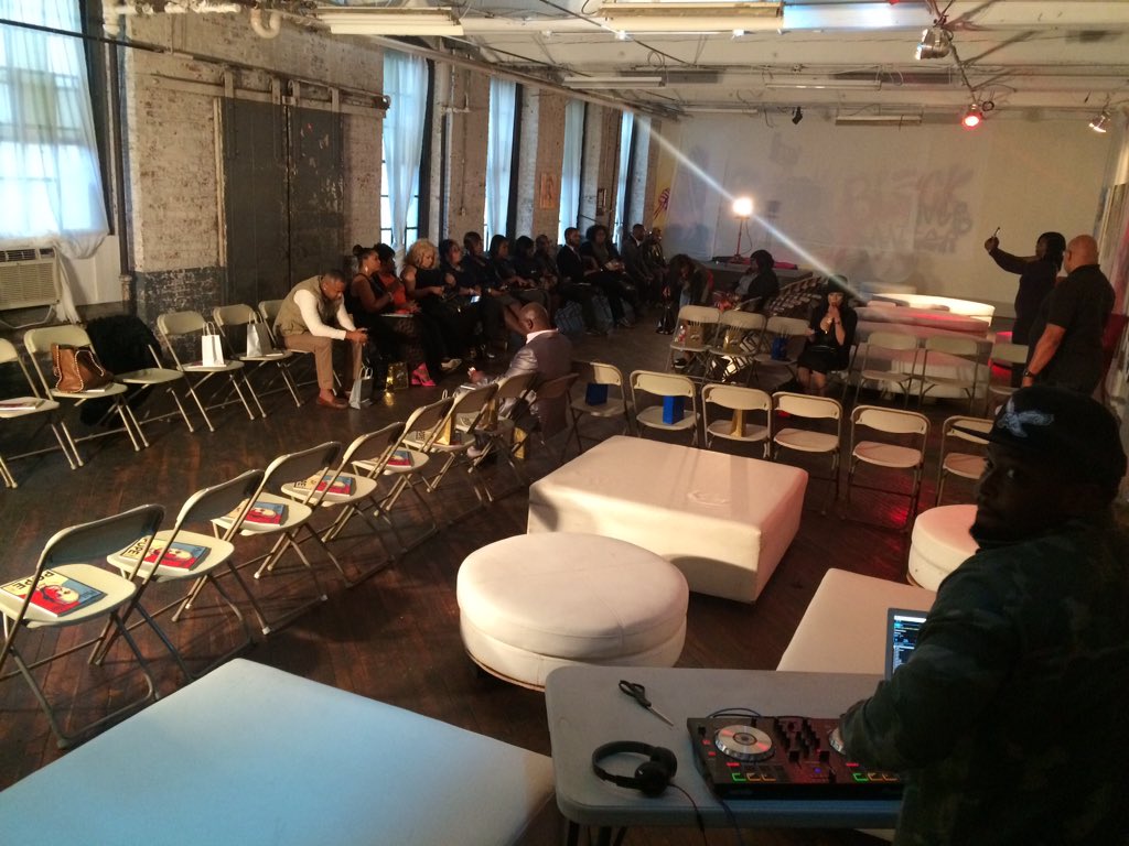 djakomplish's tweet photo. Last weekend at #philadelphiasmallbusinessfashionweek #fashionweek #dj #akomplish #beforetheshow #vip #early #philly https://t.co/YuseaHg85Z