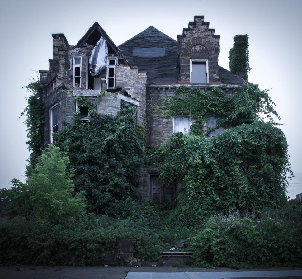 amhaunted's tweet image. Photographer #SephLawless publishes #HauntinglyBeautiful with 13 abandoned houses sephlawless.com/hauntingly-bea…