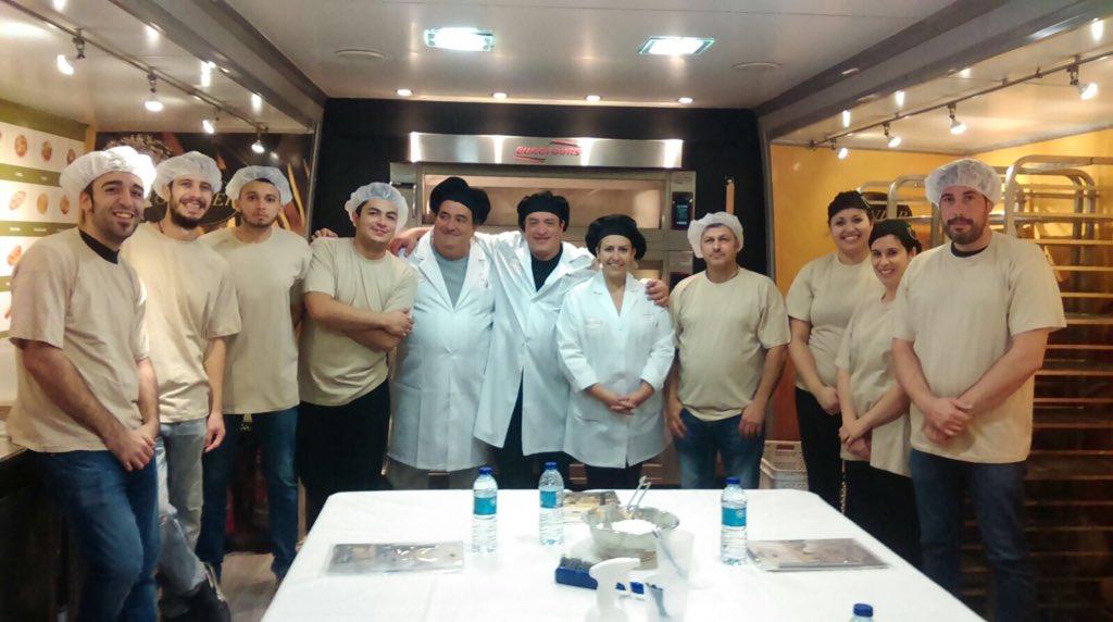 EscuelaGranier's tweet photo. Foto de panaderos en Valladolid con ToniNonell de @EscuelaGranier en el curso #MetodoGranier A todos, gracias! https://t.co/WmPyjr7gpe