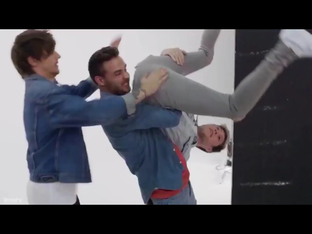SaharokKSU's tweet photo. Вообщем ничего нового #Perfect #OneDirection #OneDirectionRadioParty #Directioner #1DПорветВесьМир https://t.co/YCJIPIgPon
