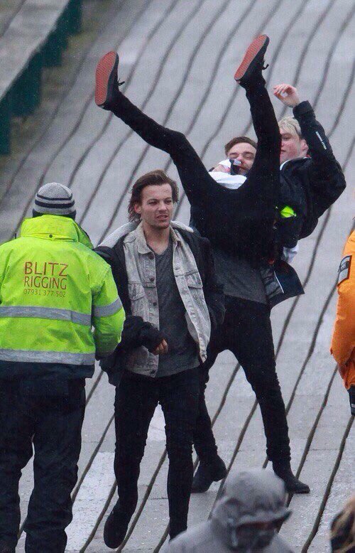 SaharokKSU's tweet photo. Вообщем ничего нового #Perfect #OneDirection #OneDirectionRadioParty #Directioner #1DПорветВесьМир https://t.co/YCJIPIgPon
