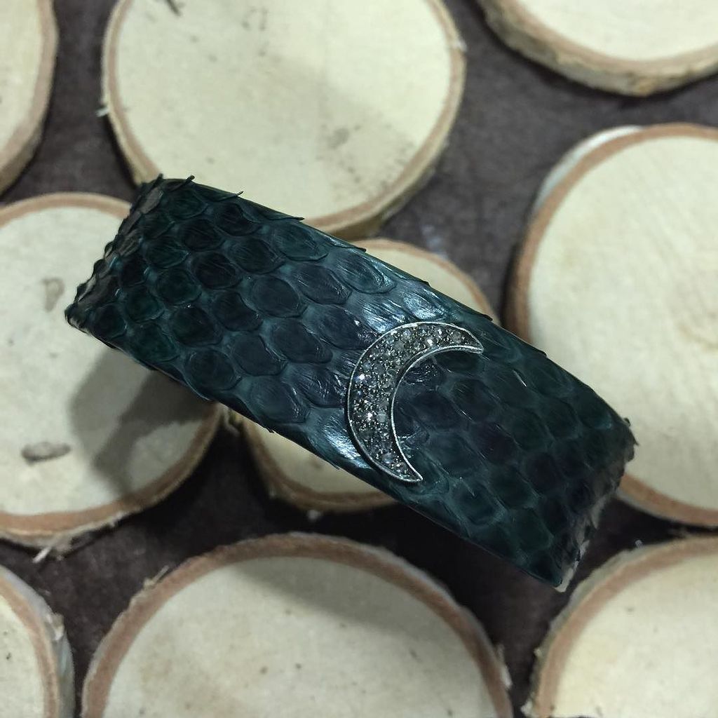 MyAllJewelry's tweet photo. New!!! Diamond Moon Python Cuff ❤️❤️❤️ #diamonds #moondiamond #python #pythonjewerly #myal… https://t.co/kPNTyaFX4m https://t.co/RbiRUgtIiN