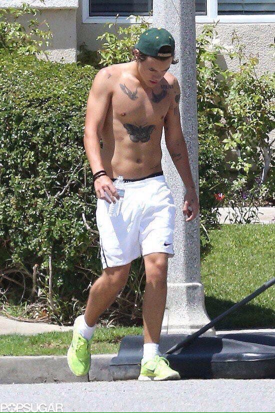SaharokKSU's tweet photo. Как будто единорога увидела #1DПорветВесьМир #OneDirection #OneDirectionRadioParty #Perfect #PerfectMusicVideo https://t.co/NHubwe0L6D