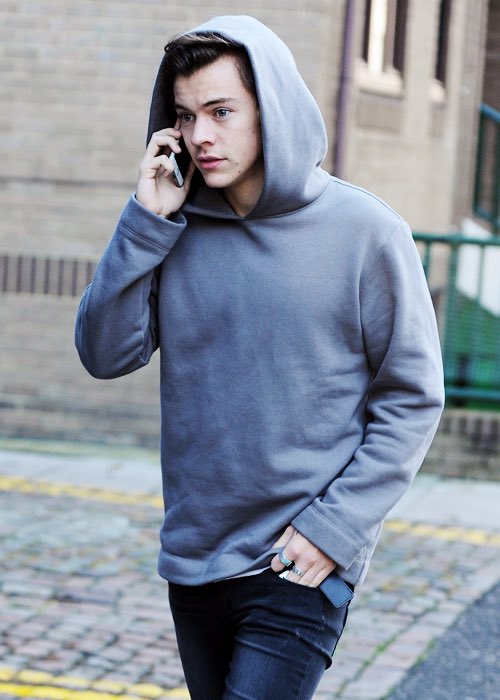 SaharokKSU's tweet photo. #harrystyles #OneDirection #OneDirectionRadioParty #Perfect #PerfectMusicVideo #Directioner #1DПорветВесьМир https://t.co/xx18hyDMoz