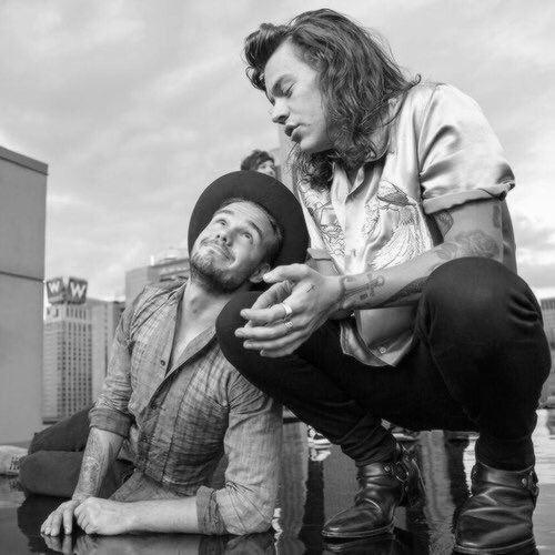 SaharokKSU's tweet photo. Это так мило #liampayne #harrystyles #Directioner #1DПорветВесьМир #OneDirection #Perfect #OneDirectionRadioParty https://t.co/LVXTG8cdCg