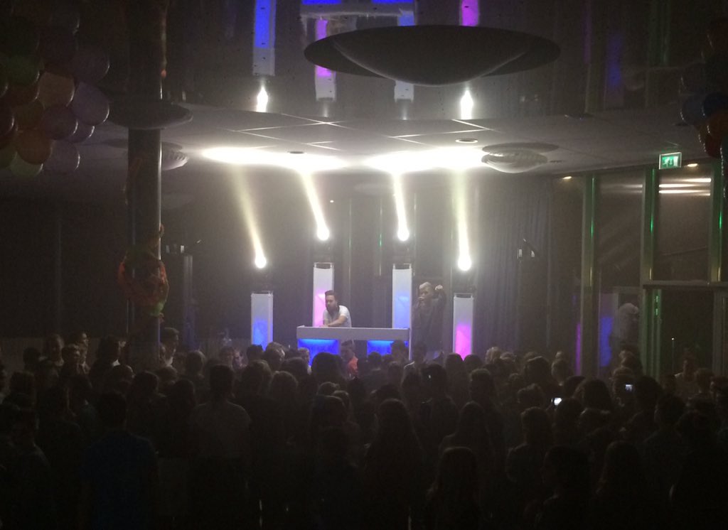 havondda's tweet photo. @JIXXXmusic en @nigelseanmusic bouwen een vet feestje @havondda!!! https://t.co/VdQfJdPlot