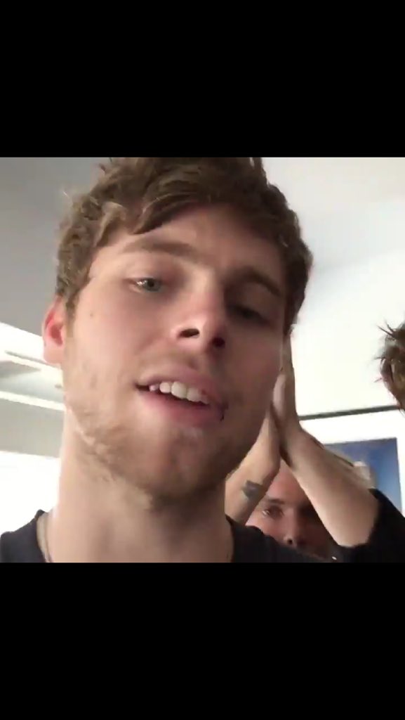 TheCalumSauce's tweet photo. @Luke5SOS Have you seen a disgusting penguin? #LukeIsNotAPenguin https://t.co/cMz5hApz7d