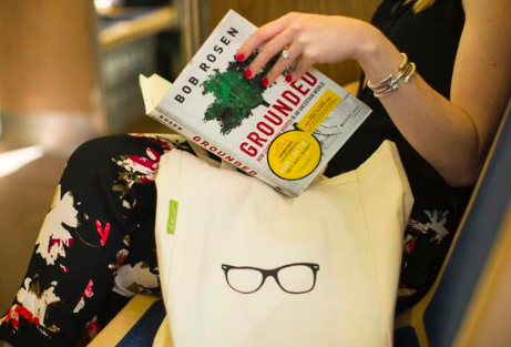 kathrynetee's tweet photo. .@YahooNews covered my #BooksOnTheL program: https://t.co/iyoaKMYh9o Look mum, there's my arm! HAHA @LeoBurnett https://t.co/gdHd8lH8Rn