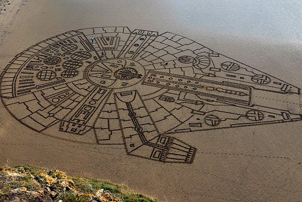WMNNews's tweet photo. Incredible scene as Milliennium Falcon from #StarWars is drawn in the sand in #Somerset https://t.co/POy40yjQFq https://t.co/az1G6zIG6J