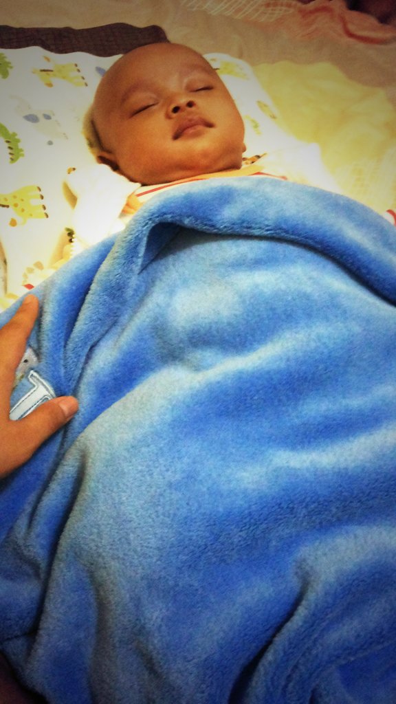 Bos Rey dah bobo pules abis mimik, smentara bapake msh sibuk sterilin BP-nya #mamak2pejuangASI #bapakASI ♡♡