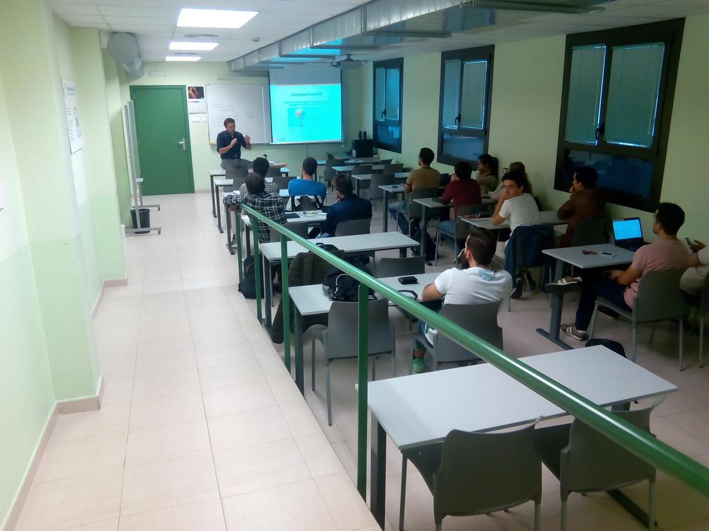 EUSSenginyeria's tweet photo. #PindolaRecerca del Dr. Llorenç Servera pels alumnes de #MktInd sobre Protecció Propietat Industrial #ResearchGroup https://t.co/nt9dYjGzfu