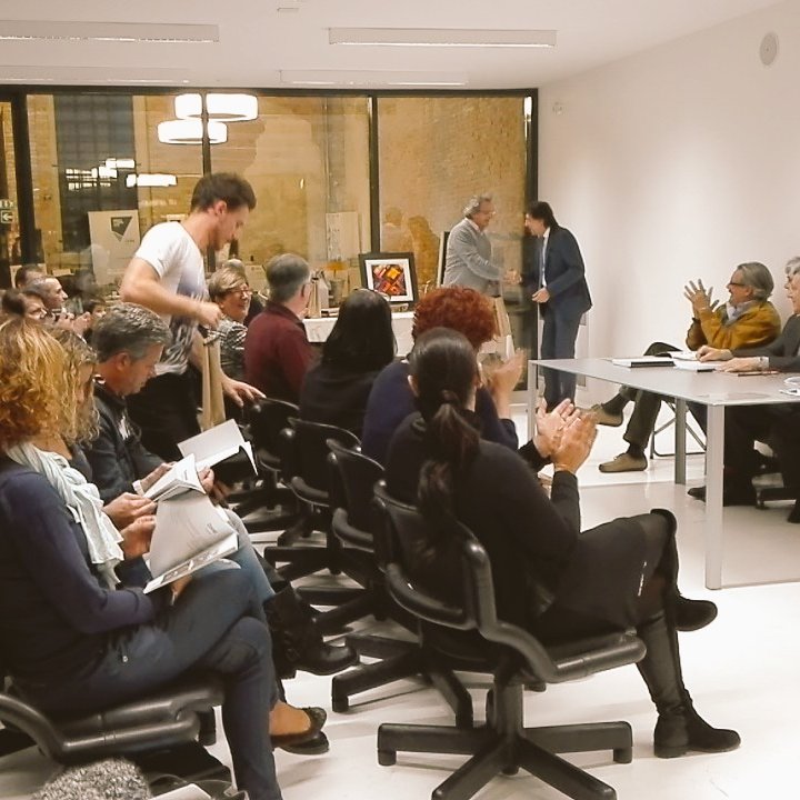 VeniceToExpo's tweet photo. #AMA #VVAT #2015 Uno ad uno vengono premiati i vincitori del concorso di #artevetraria https://t.co/uEv7terxy4