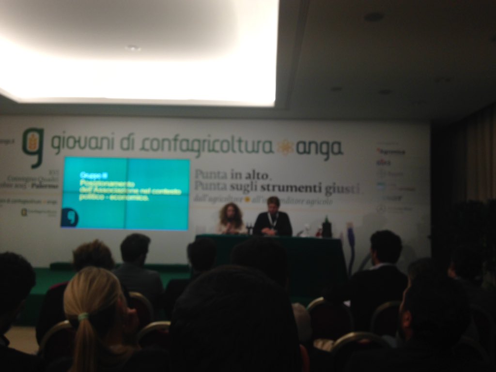giovconfvr's tweet photo. Terzo gruppo: raccontare chi siamo per conoscerci. #puntasuigiovani https://t.co/dQJ2dUKL4y