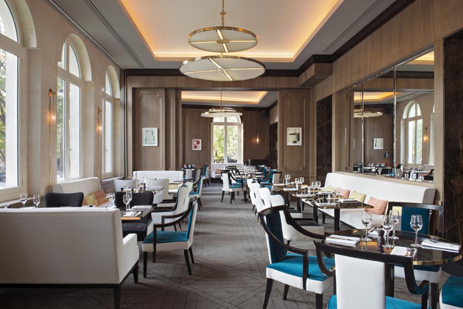 LivingCorriere's tweet photo. Opulenza parigina e grandeur francese per questo ristorante parigino firmato Sarah Lavoine https://t.co/3aytjGGGsk https://t.co/erJXadyHvF