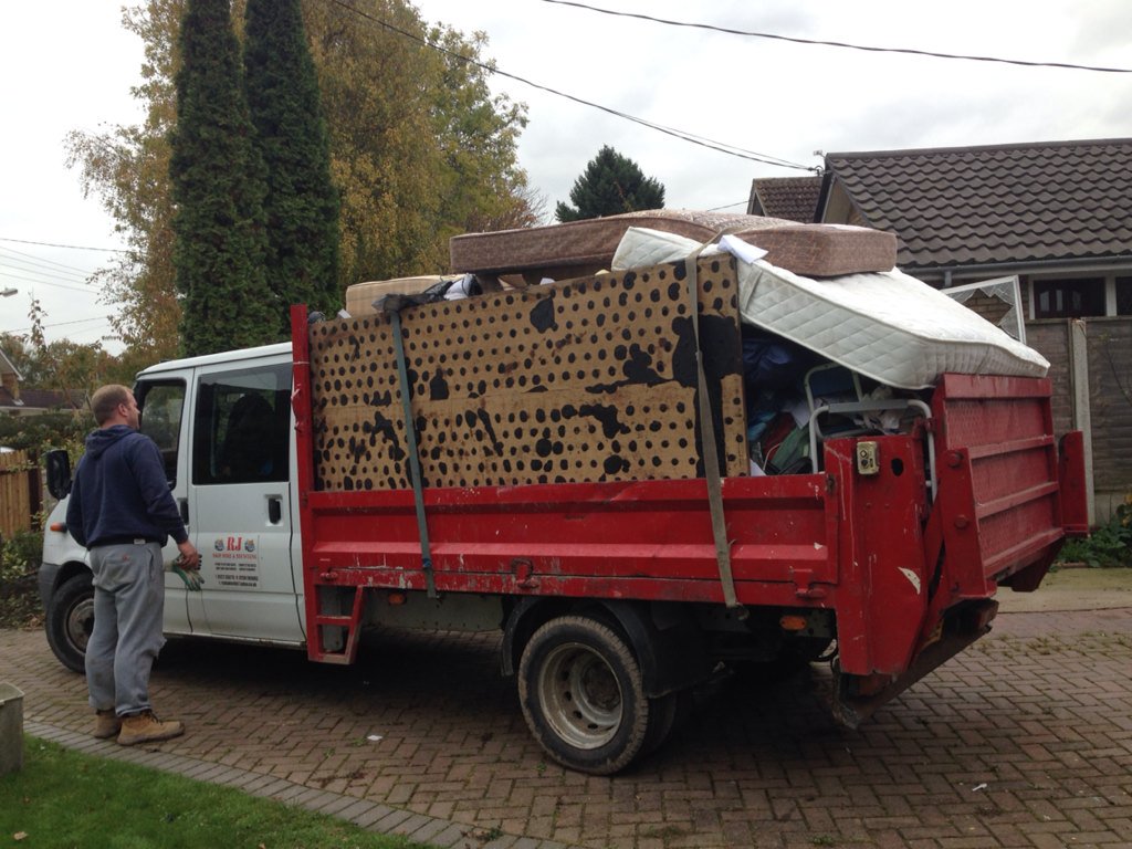 ryanjonesx's tweet photo. RJ SKIP HIRE ALSO DO RUBBISH CLERANCES FOR QUOTES PLEASE CALL 
01277350775 
07591969063 https://t.co/xqxCCQtCXp