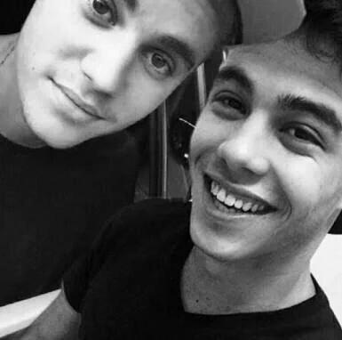 miranda_luhh's tweet photo. #GustinIsReal BeliebersVoteEMA #EMABiggestFansJustinBieber @gusrochaa https://t.co/uaHXBotwxj
