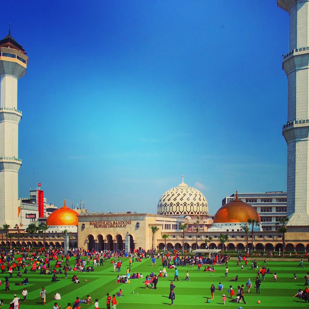 ridwankamil's tweet photo. Mengundang warga Bdg utk Salat Istisqo di Alun2. jam 7 pagi. Minggu 25/10/15. Siangnya baru pawai persib. @infobdg https://t.co/ZVhcnDt245
