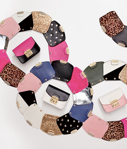 VogueFrance's tweet photo. "My Playfurla", ou comment personnaliser son sac @Furla ? https://t.co/vHRCvKJYuk https://t.co/VTXIV0sLW3