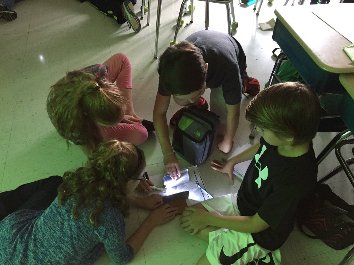 ClassofCrowley5's tweet photo. Learning about the #lawsofreflection using protractors, mirrors, flashlights, and a dark classroom! #hitthetarget https://t.co/pD8HFWwSOz