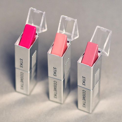 VogueFrance's tweet photo. Un lipstick qui se dégaine en un clic, fallait y penser...
https://t.co/P8Ltity6Fp https://t.co/vPtofQCNxA