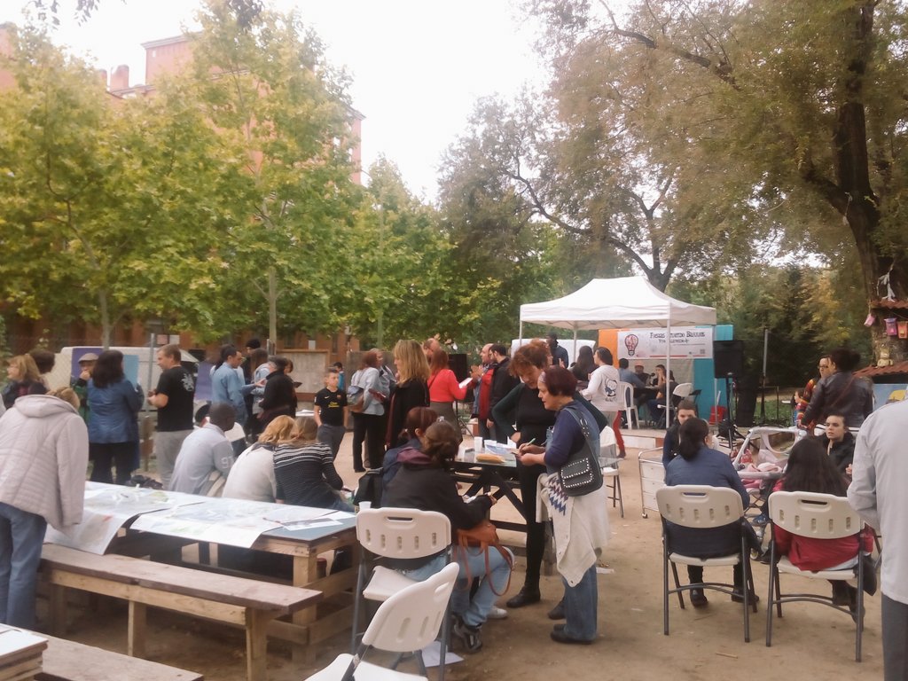 SConvivencia's tweet photo. Seguimos en la Fiesta de #UniendoBarrios , hay una exposición de iniciativas https://t.co/NmbG2Grw3y
