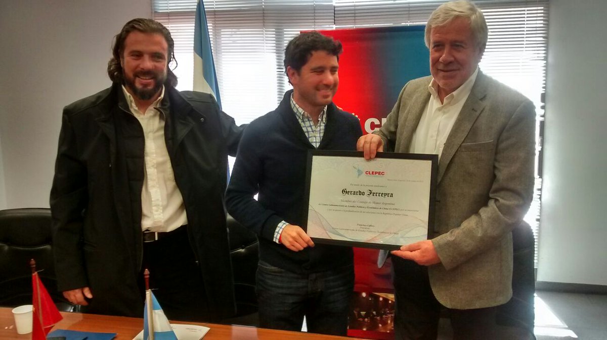 F.Cafiero,Pte de Clepec,ONG líder de las Relaciones con China,me entrega el Diploma de Miembro del Consejo d Honor.