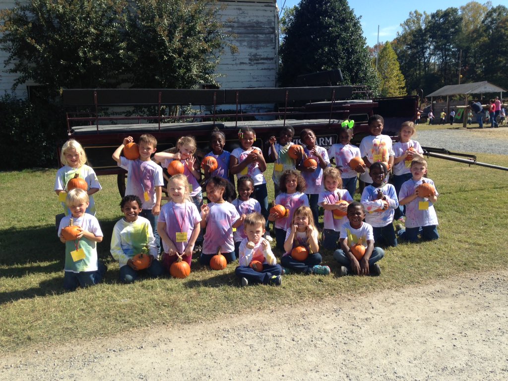 Mrs_KThompson's tweet photo. Our class @OldPointeElem had a fantastic time on our Field Study! #lewisfarm #pumpkinpatch #science https://t.co/hHdyrPNlz0
