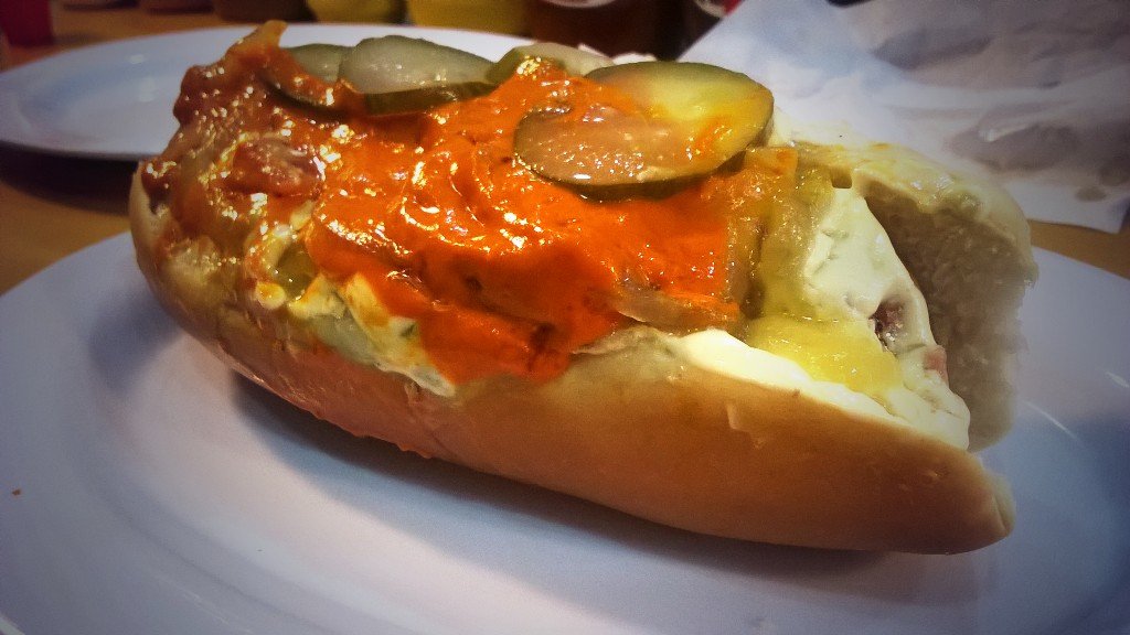 albert0carrill0's tweet photo. @ElAutenticoClub de la Salchicha Alemana: Chilibratwurst en pan Viena con #guacamole y brava. Suipacha 148. https://t.co/rpspC9sKzE