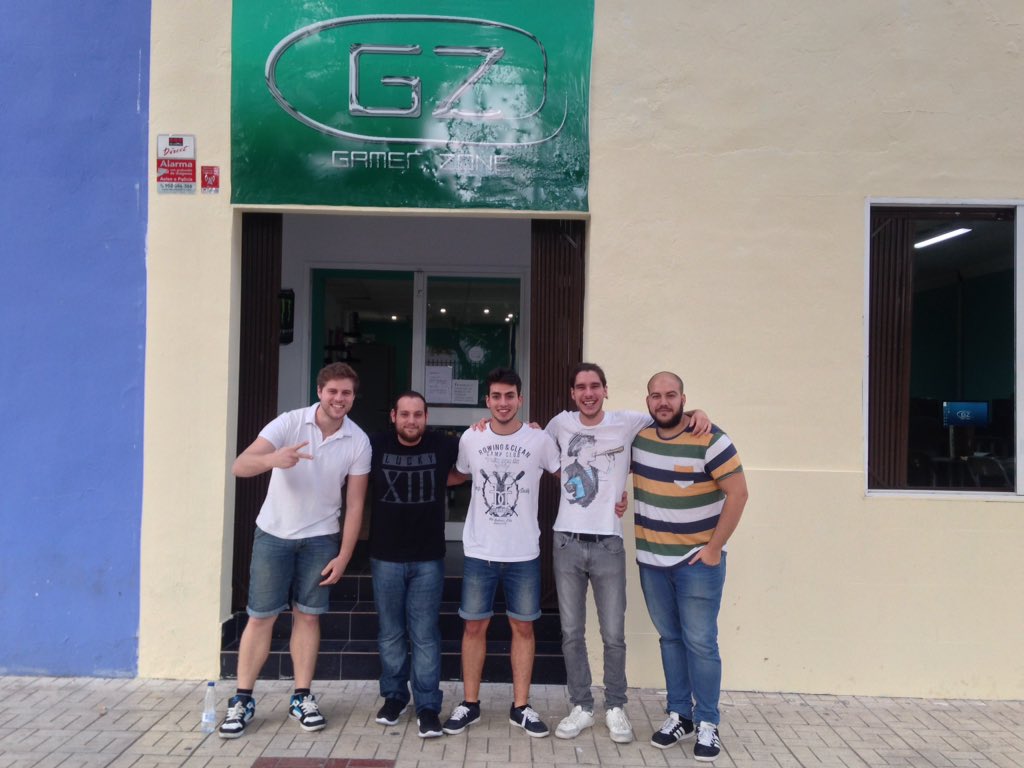 PhoenixsGZ's tweet photo. Aquí el equipo en nuestra sede, después del entrenamiento, todo un lujo. :-) @GamerZoneGG https://t.co/bUDkrUheIE